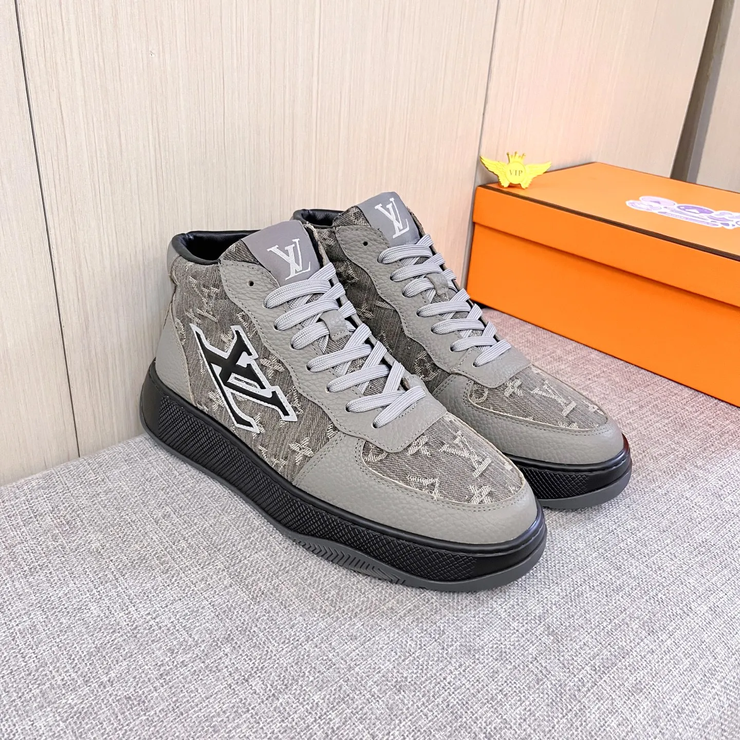 Men's shoes💰 460💰[LV]🔥Louis Vuitton, high-end men's shoes brand, official website 1:1 latest masterpiece: the upper is made of Italian imported first-layer cowhide with a comfortable and breathable lining➕original non-slip and wear-resistant outsole🔥, making walking more convenient and comfortable! An exclusive new model, a stunning work, a beautiful 1:1 replica [color] compared to the official quality! Create a fashionable personality to set off your uniqueness! A must-have for trendy men! Classic🔥Size: 38-44 Color: 🔥Multiple colors available🔥
